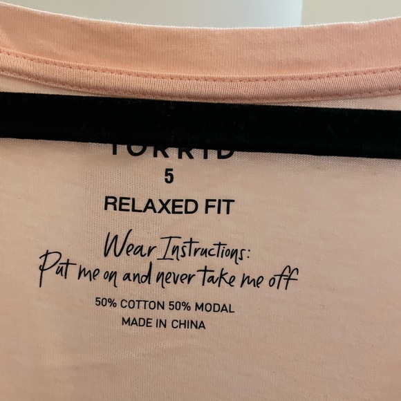 Torrid cropped v neck size 5 - Picture 2 of 3